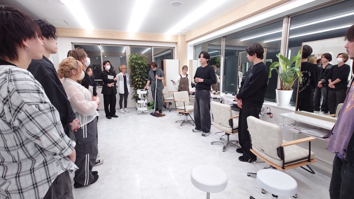 セミナー会場の全景。参加者へ挨拶をする KOKI と集まった美容師たち
