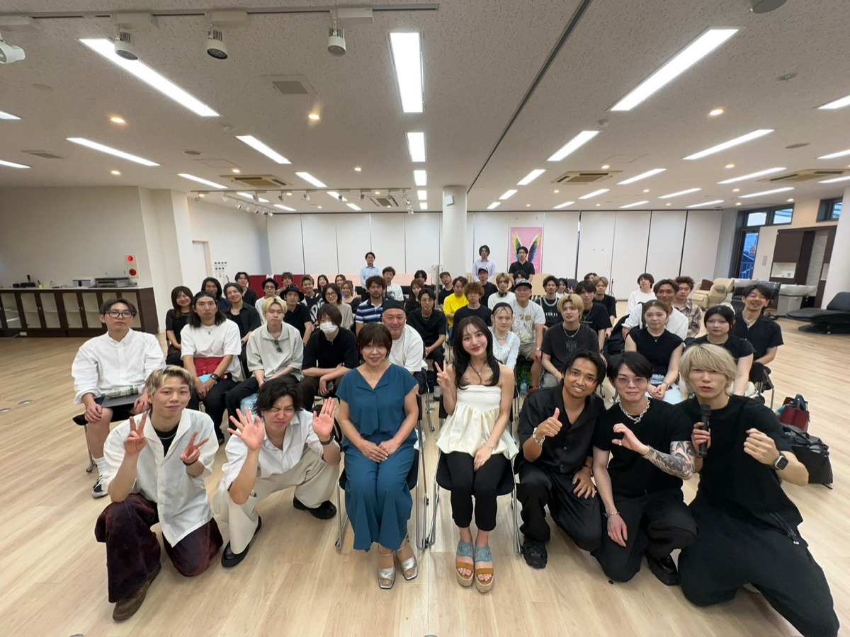 セミナー終了後の集合写真。定員50名の美容師と講師陣が会場のスタジオに集まっている