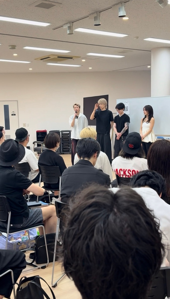 セミナー会場の様子。講師陣がステージ前に並び、参加した美容師に向けて話をしている