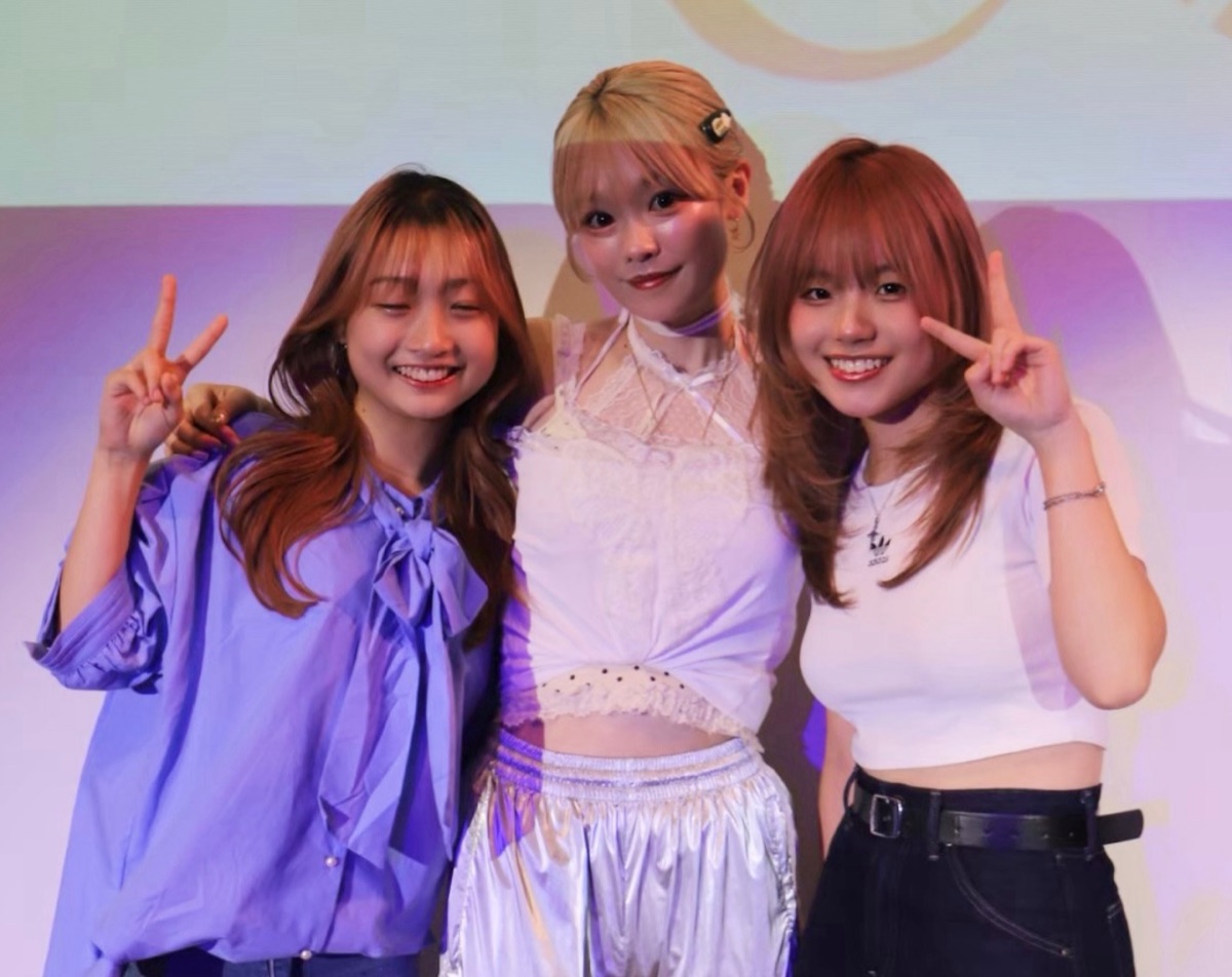 カット＆セットを担当した MARIA と、モデルを務めた学生たちの記念写真