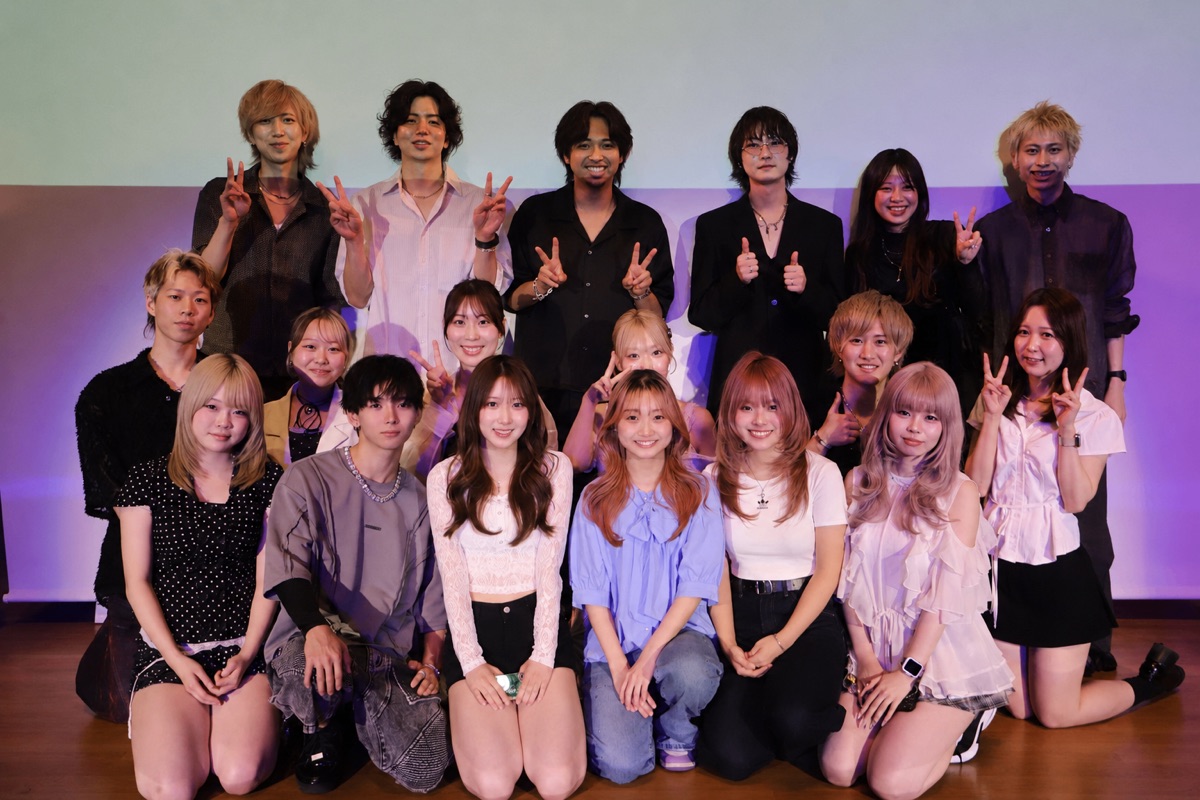 東京総合美容専門学校での3社合同セミナー終了後、SIA TOKYO スタッフ全員で撮影した集合写真