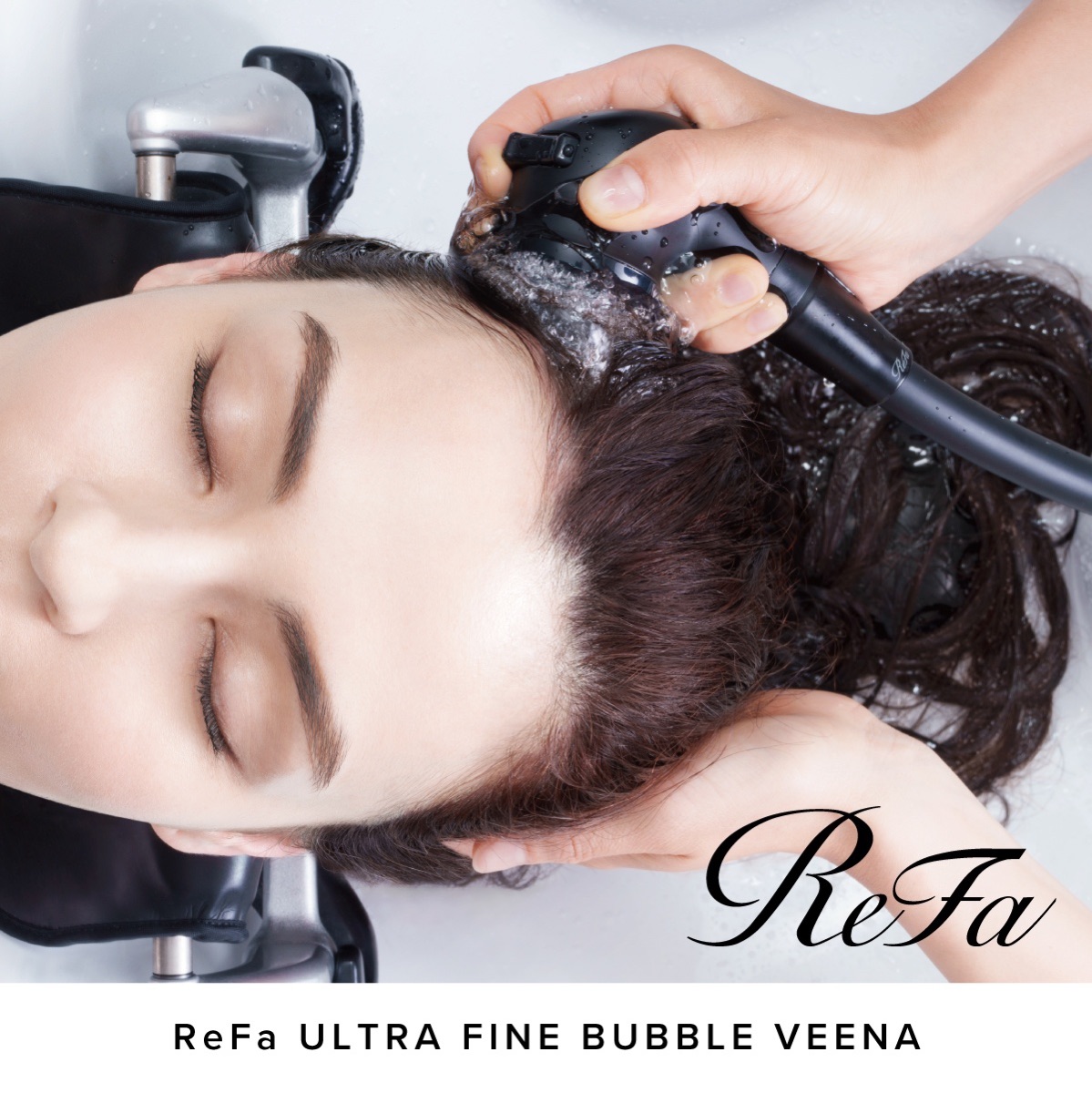 ReFa ULTRA FINE BUBBLE VEENA でシャンプーを受けるお客様
