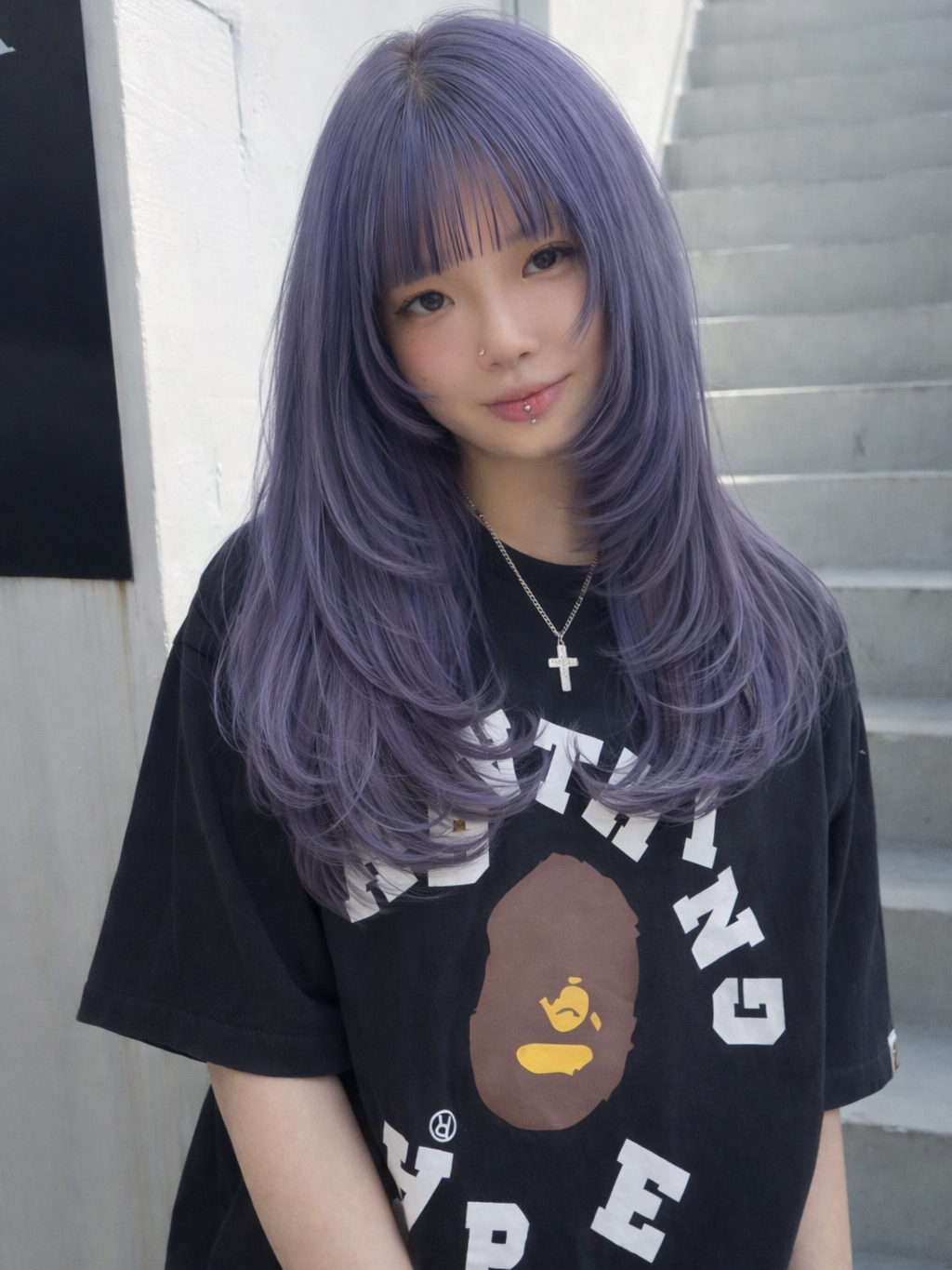 ラベンダーパープルのロング・黒Tスタイル — SIA TOKYO