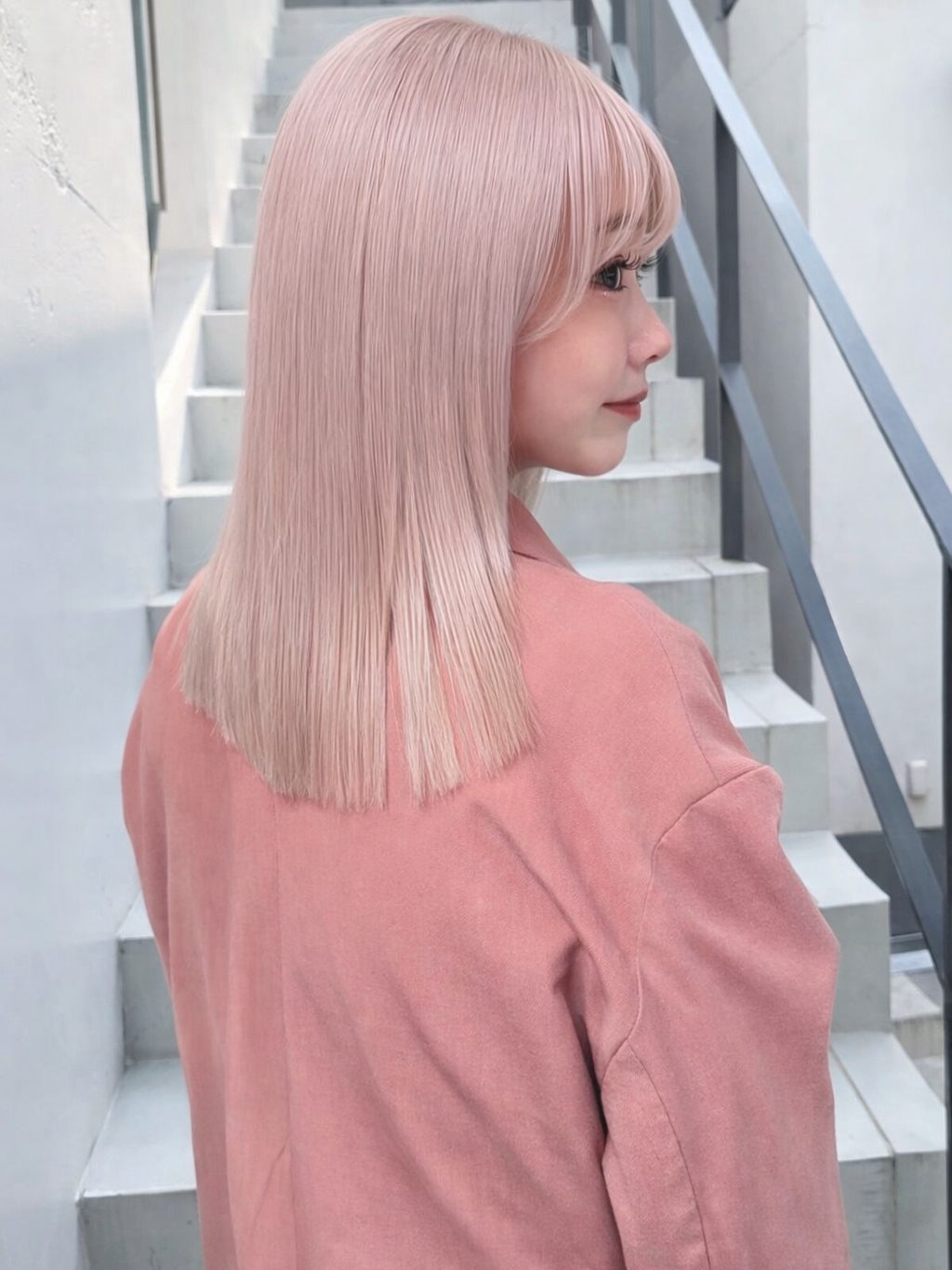 ペールピンクのストレートボブ・後ろ姿 — SIA TOKYO