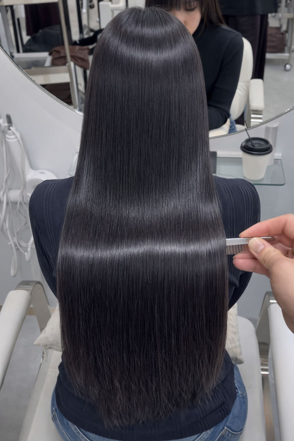 黒髪ロングの艶ストレート — 縮毛矯正・トリートメント仕上げ — SIA TOKYO